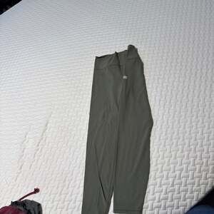 Vuori AllTheFeels High Rise Leggings in Oregano Green